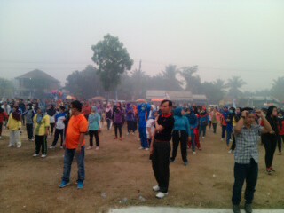 Edi Purwanto saat mengikuti senam di Sungai Bahar